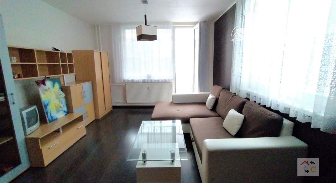 Voľný od 1.9.2024 - Krásny 2 izbový byt s balkónom v centre mesta, komplet rekonštrukcia, zariadený