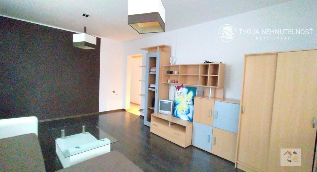 Voľný od 1.9.2024 - Krásny 2 izbový byt s balkónom v centre mesta, komplet rekonštrukcia, zariadený