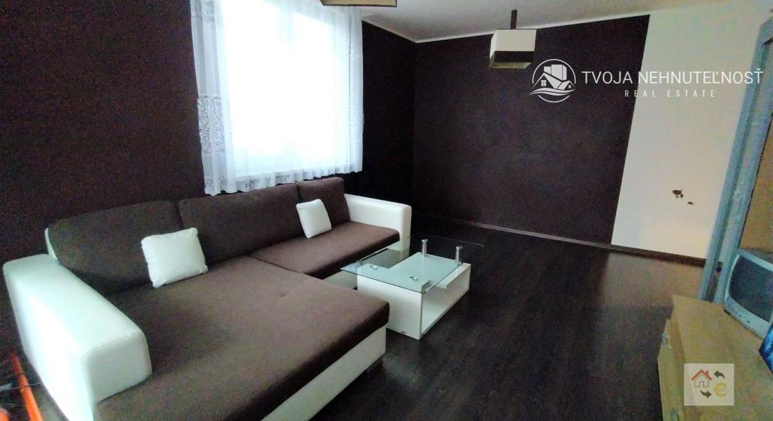 Voľný od 1.9.2024 - Krásny 2 izbový byt s balkónom v centre mesta, komplet rekonštrukcia, zariadený