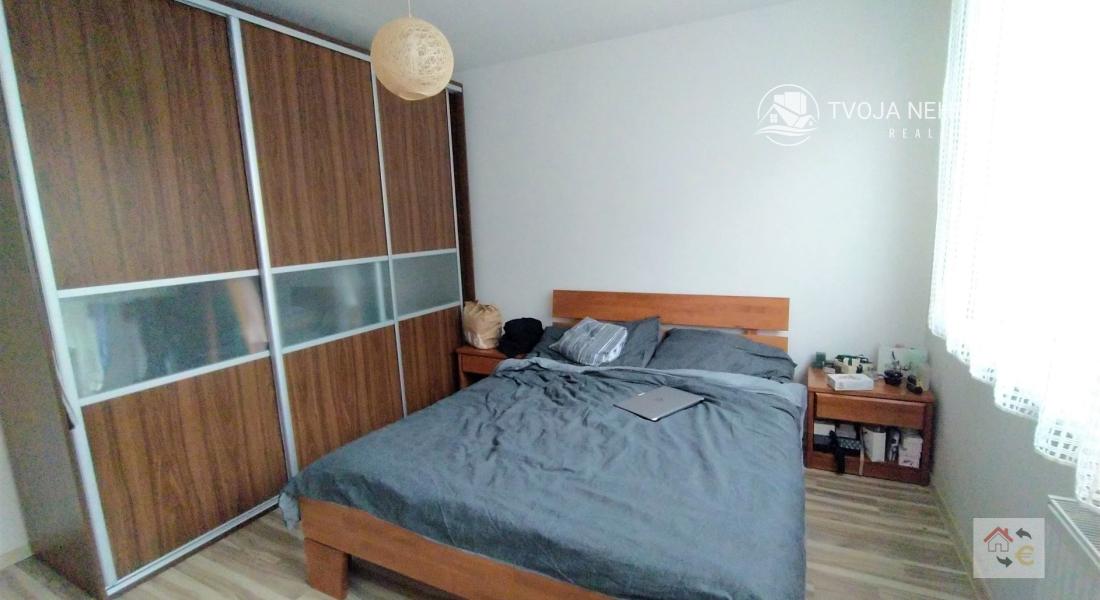 Voľný od 1.9.2024 - Krásny 2 izbový byt s balkónom v centre mesta, komplet rekonštrukcia, zariadený