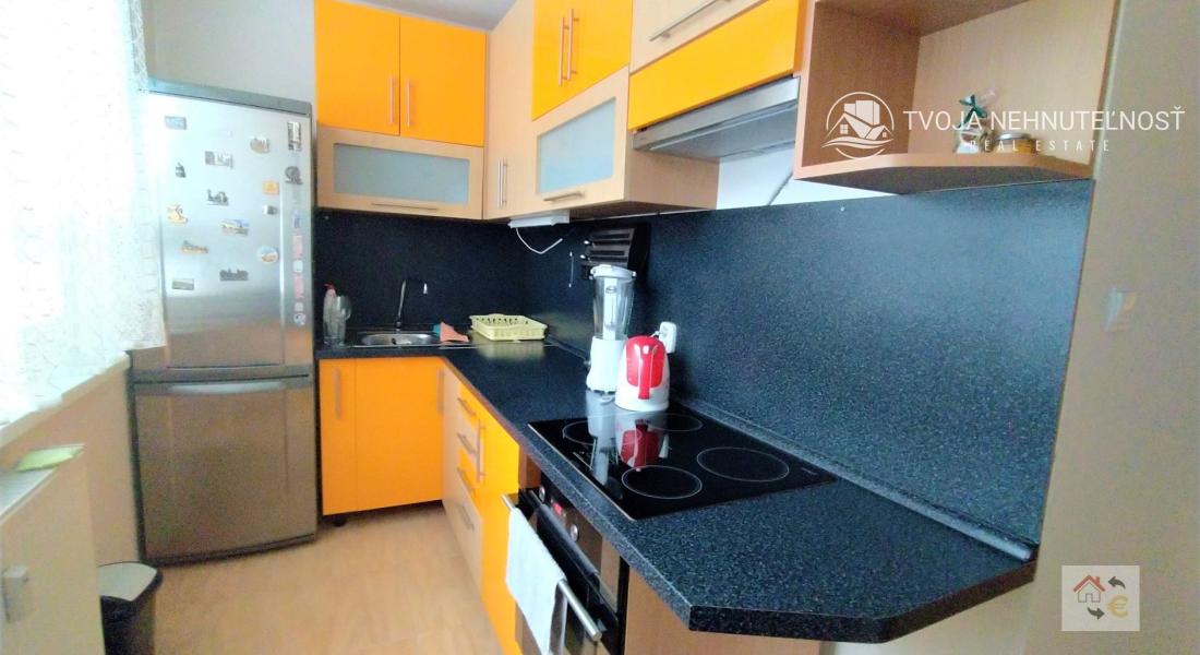 Voľný od 1.9.2024 - Krásny 2 izbový byt s balkónom v centre mesta, komplet rekonštrukcia, zariadený