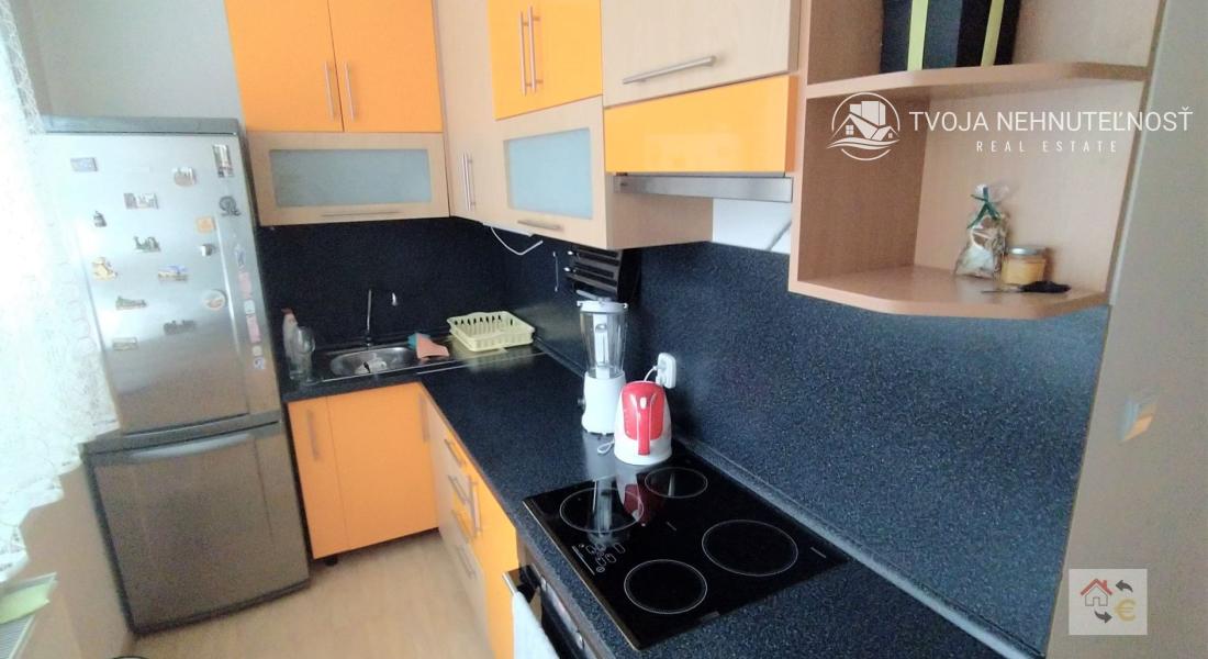 Voľný od 1.9.2024 - Krásny 2 izbový byt s balkónom v centre mesta, komplet rekonštrukcia, zariadený