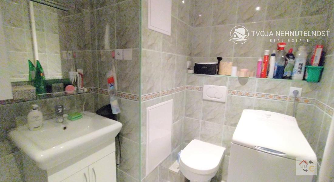 Voľný od 1.9.2024 - Krásny 2 izbový byt s balkónom v centre mesta, komplet rekonštrukcia, zariadený