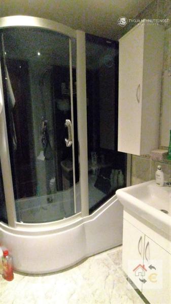 Voľný od 1.9.2024 - Krásny 2 izbový byt s balkónom v centre mesta, komplet rekonštrukcia, zariadený