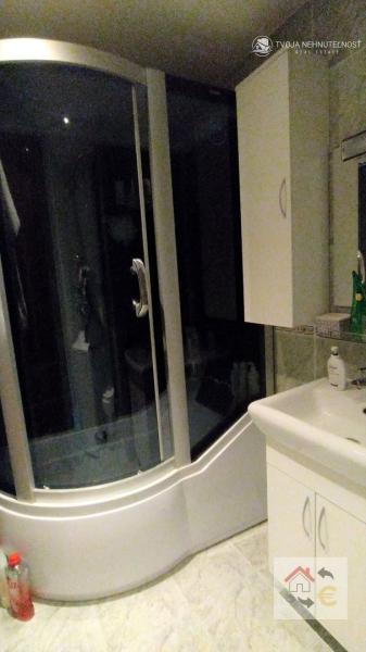 Voľný od 1.9.2024 - Krásny 2 izbový byt s balkónom v centre mesta, komplet rekonštrukcia, zariadený