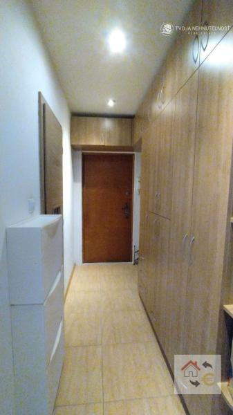 Voľný od 1.9.2024 - Krásny 2 izbový byt s balkónom v centre mesta, komplet rekonštrukcia, zariadený