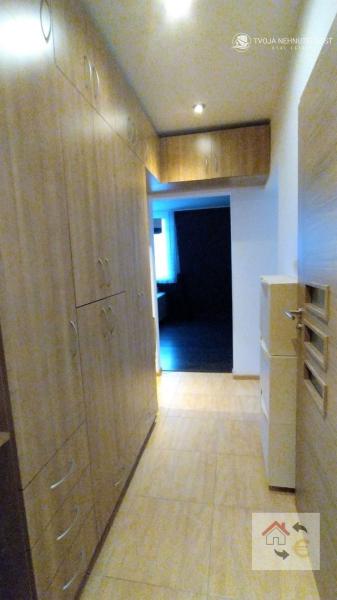 Voľný od 1.9.2024 - Krásny 2 izbový byt s balkónom v centre mesta, komplet rekonštrukcia, zariadený