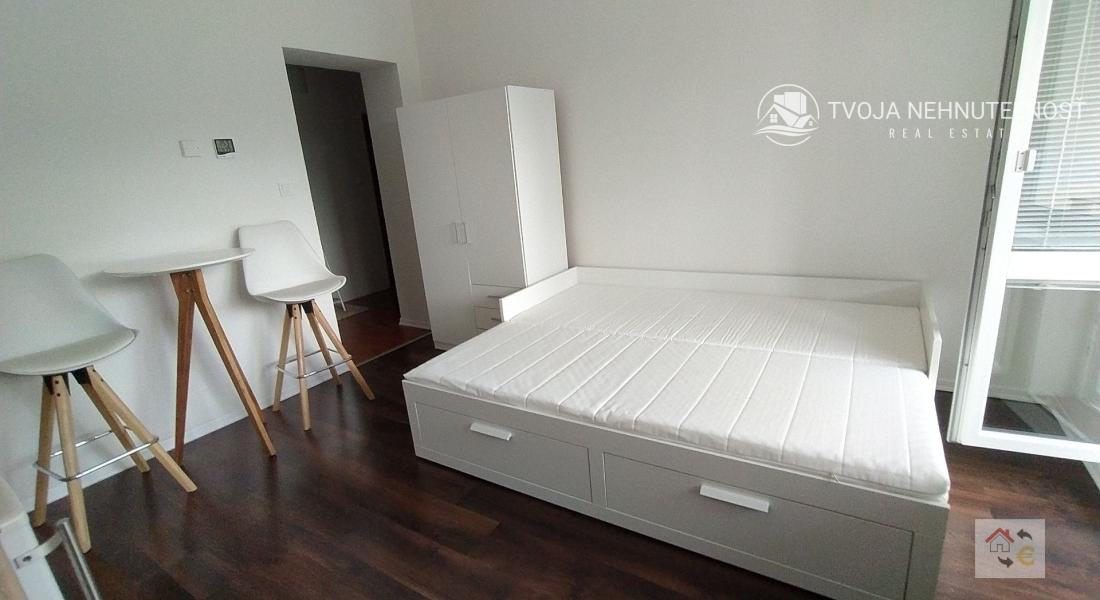 Prenajatá do 1.9.2024....garsónka s loggiou 24 m2 komplet rekonštrukcia, plne zariadená