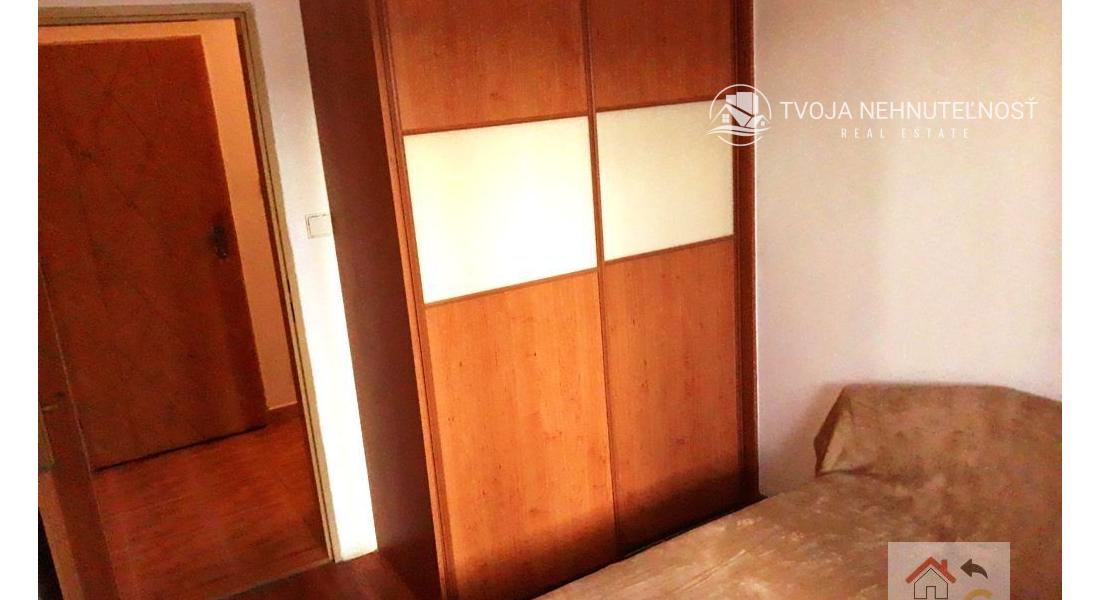 Voľný od 1.12.2025... 2 izbový byt s parkovacím miestom Budovateľská Prešov - zariadený