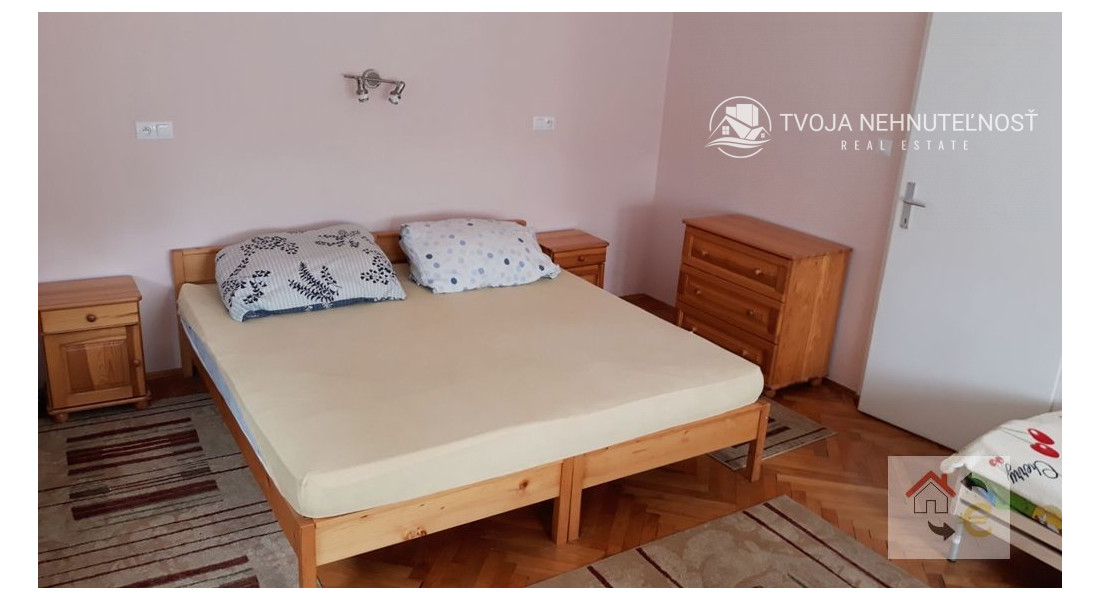 Prenajatý do 1.9.2026... Priestranný tehlový 3 izbový byt v centre mesta, zariadený