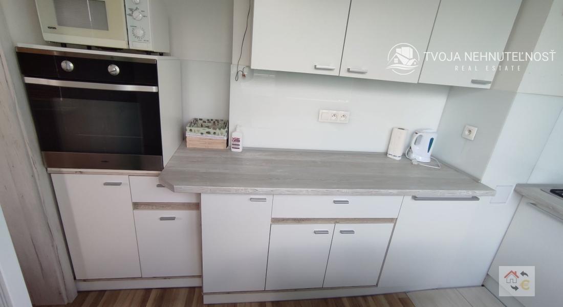 Prenajaté do 30.6. 2025 - 2 izbový priestranný byt v top lokalite Sídliska 2, kompletná rekonštrukcia, zariadený