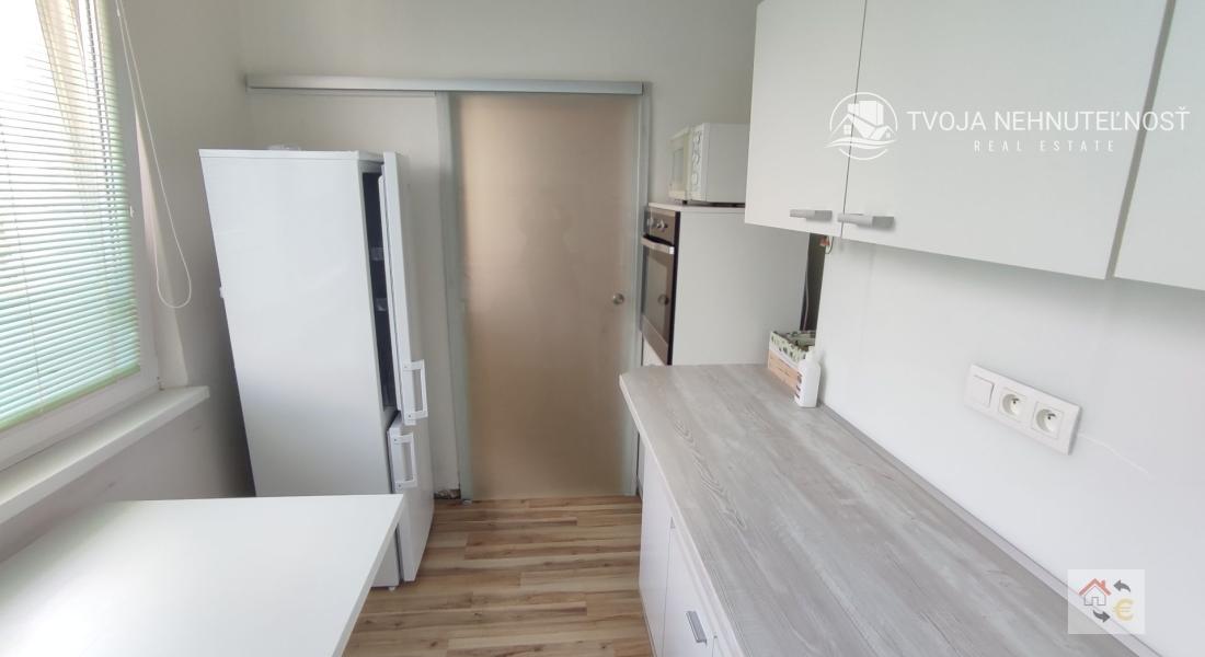 Prenajaté do 30.6. 2025 - 2 izbový priestranný byt v top lokalite Sídliska 2, kompletná rekonštrukcia, zariadený