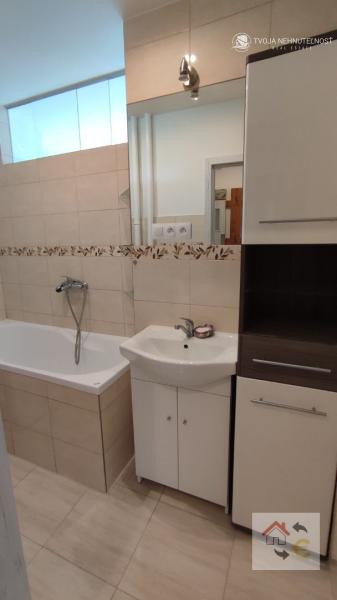 Prenajaté do 30.6. 2025 - 2 izbový priestranný byt v top lokalite Sídliska 2, kompletná rekonštrukcia, zariadený