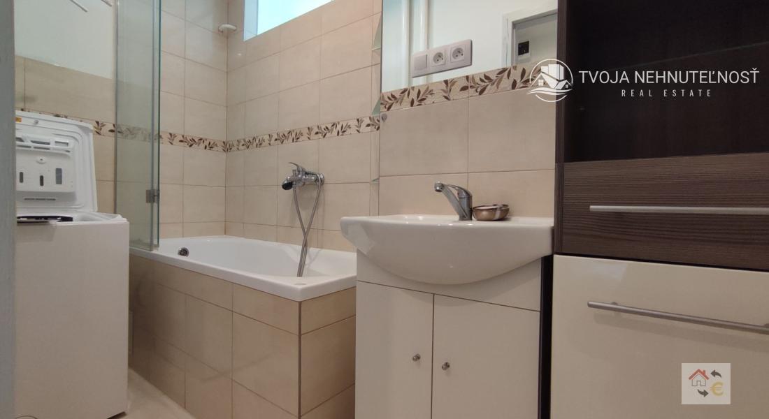 Prenajaté do 30.6. 2025 - 2 izbový priestranný byt v top lokalite Sídliska 2, kompletná rekonštrukcia, zariadený