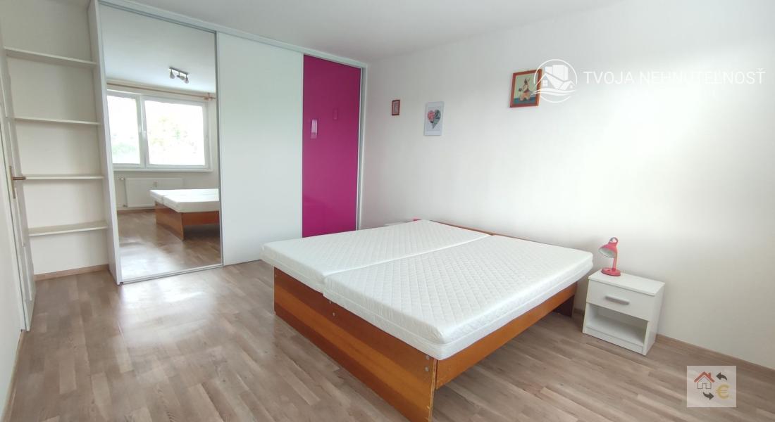 Prenajaté do 30.6. 2025 - 2 izbový priestranný byt v top lokalite Sídliska 2, kompletná rekonštrukcia, zariadený