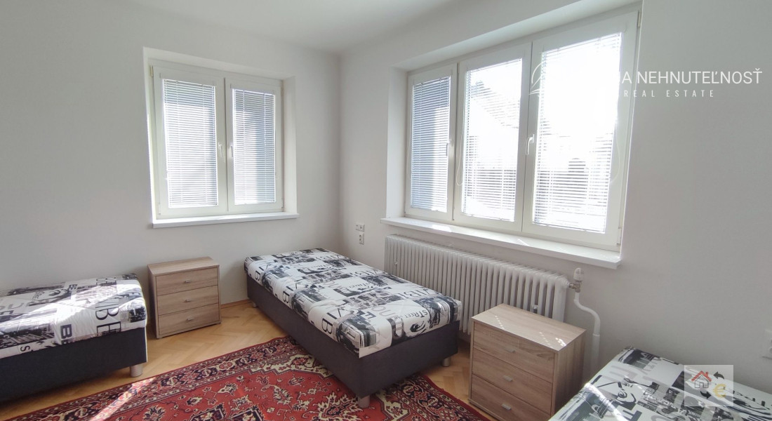 Voľná izba od 1.12.2024...PRENÁJOM SAMOSTATNEJ IZBY V RODINNOM DOME SO ZÁHRADOU, JESENSKÉHO ULICA