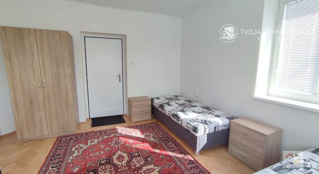 Voľná izba od 1.12.2024...PRENÁJOM SAMOSTATNEJ IZBY V RODINNOM DOME SO ZÁHRADOU, JESENSKÉHO ULICA