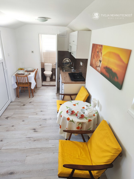 Na prenájom pozemok 800 m2 s malým domčekom na relax