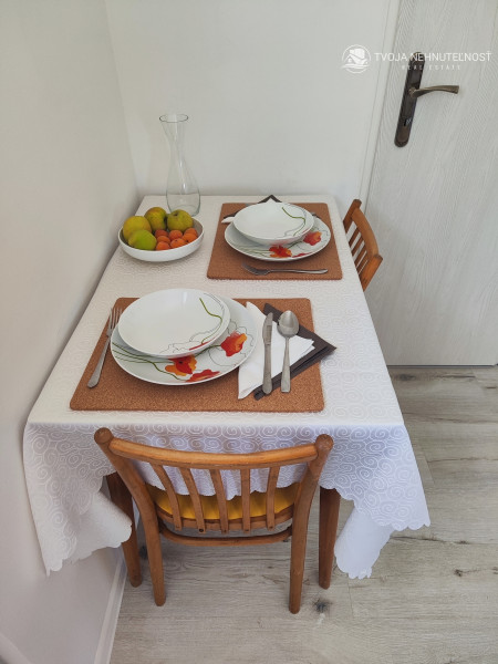 Na prenájom pozemok 800 m2 s malým domčekom na relax