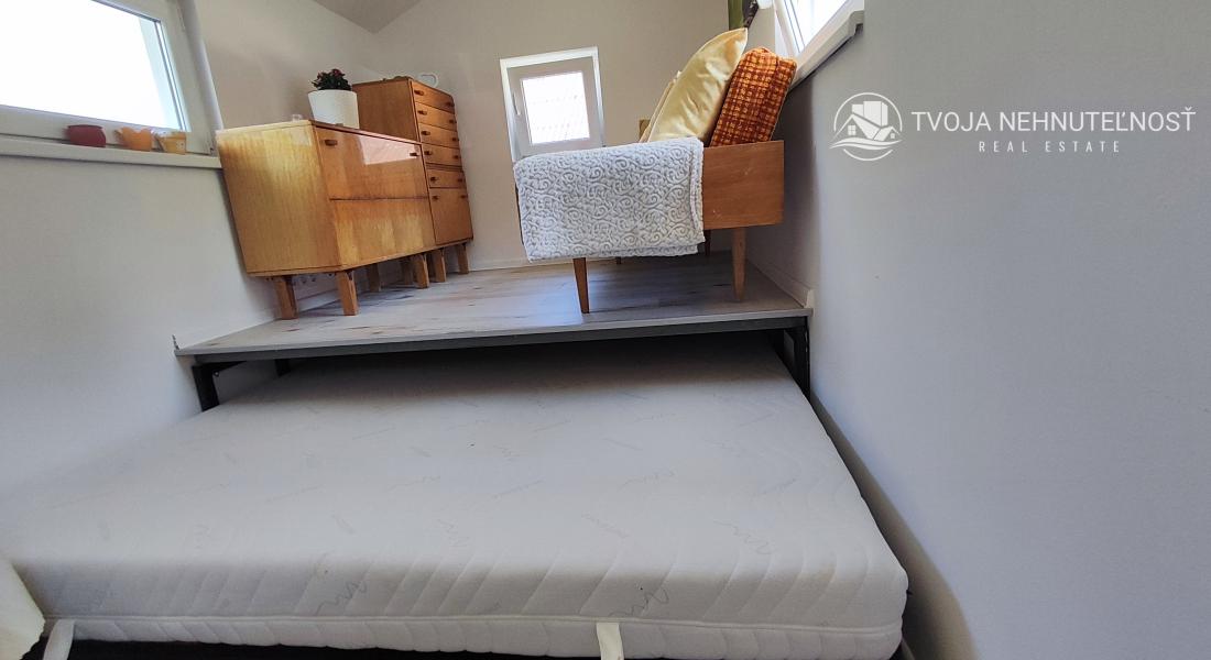 Na prenájom pozemok 800 m2 s malým domčekom na relax