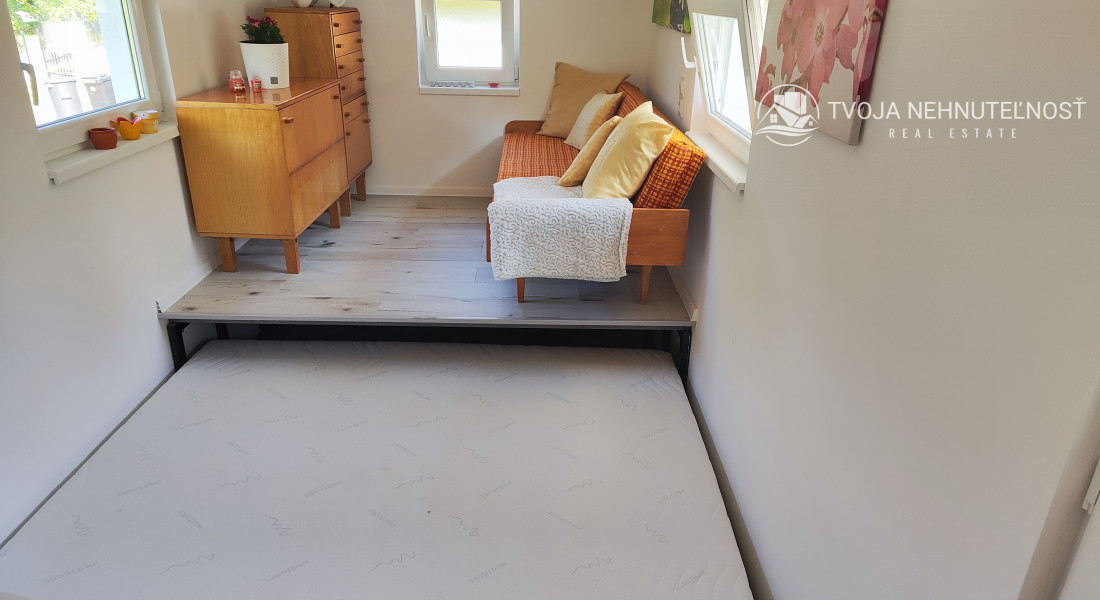 Na prenájom pozemok 800 m2 s malým domčekom na relax