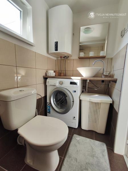 Prenajatý do 1.6.2026.... Malý romantický domček pre jedného, alebo pár, na pozemku 800 m2