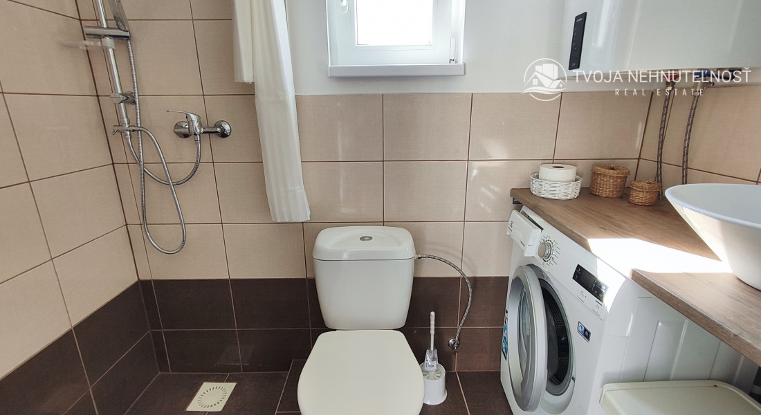 Prenajatý do 1.6.2026.... Malý romantický domček pre jedného, alebo pár, na pozemku 800 m2