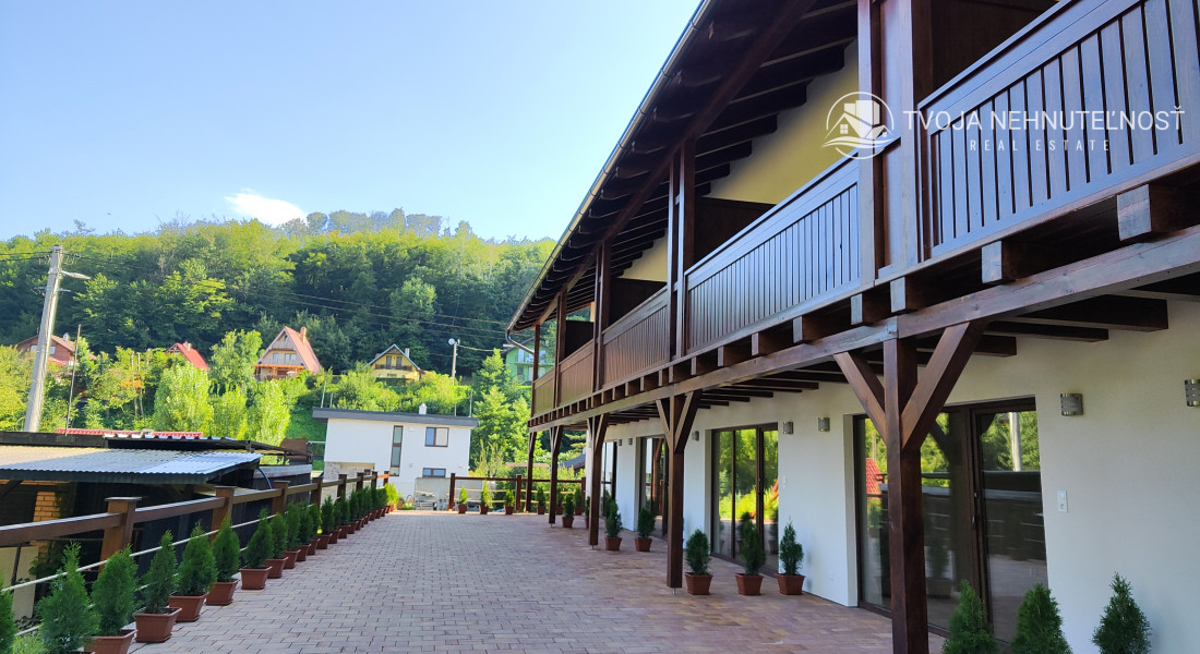 Luxusná novostavba šiestich rodinných domov v radovej zástavbe Domaša-Valkov s výhľadom na vodu, uprostred prírody