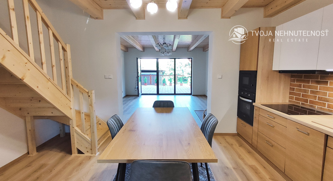 Luxusná novostavba šiestich rodinných domov v radovej zástavbe Domaša-Valkov s výhľadom na vodu, uprostred prírody