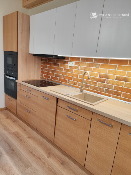 Luxusná novostavba šiestich rodinných domov v radovej zástavbe Domaša-Valkov s výhľadom na vodu, uprostred prírody