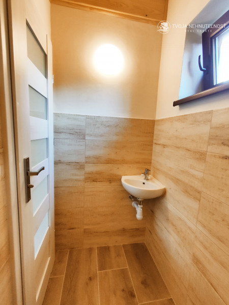 Luxusná novostavba šiestich rodinných domov v radovej zástavbe Domaša-Valkov s výhľadom na vodu, uprostred prírody