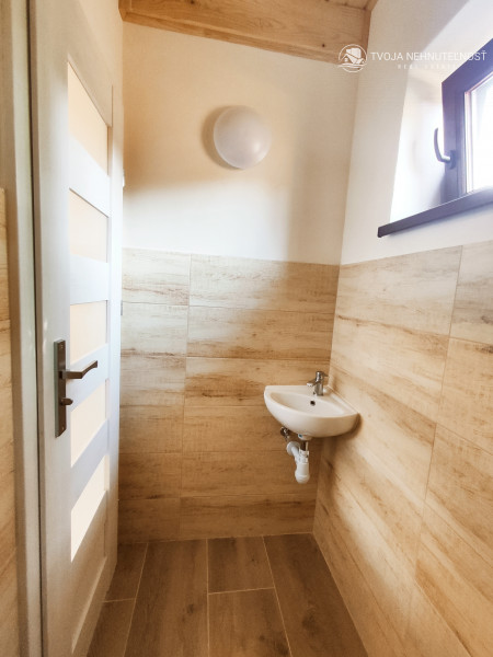 Luxusná novostavba šiestich rodinných domov v radovej zástavbe Domaša-Valkov s výhľadom na vodu, uprostred prírody