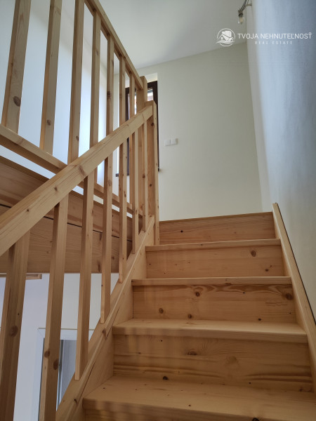 Luxusná novostavba šiestich rodinných domov v radovej zástavbe Domaša-Valkov s výhľadom na vodu, uprostred prírody