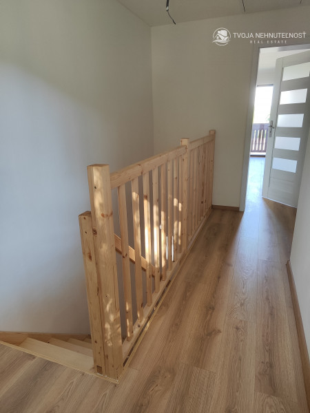 Luxusná novostavba šiestich rodinných domov v radovej zástavbe Domaša-Valkov s výhľadom na vodu, uprostred prírody