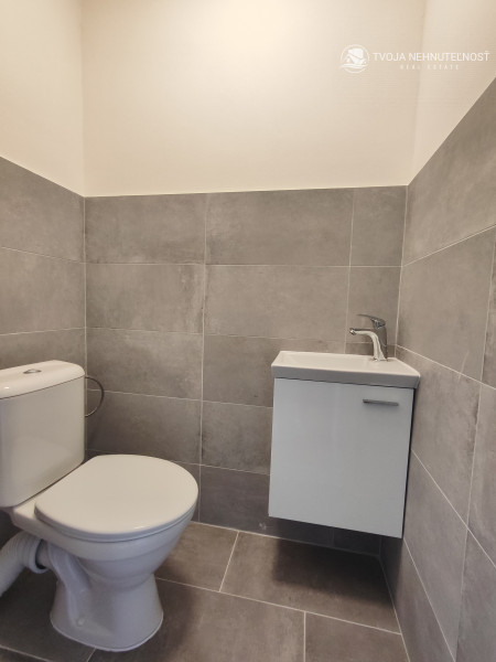 Luxusná novostavba šiestich rodinných domov v radovej zástavbe Domaša-Valkov s výhľadom na vodu, uprostred prírody