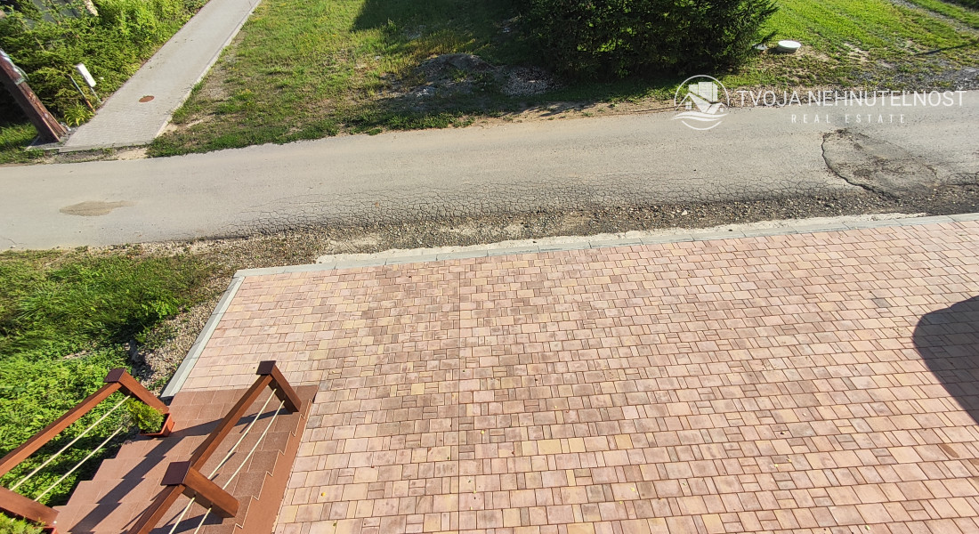 Luxusná novostavba šiestich rodinných domov v radovej zástavbe Domaša-Valkov s výhľadom na vodu, uprostred prírody