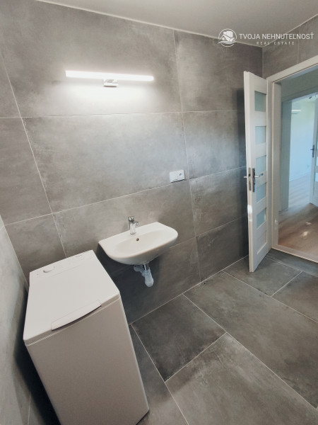 Luxusná novostavba šiestich rodinných domov v radovej zástavbe Domaša-Valkov s výhľadom na vodu, uprostred prírody