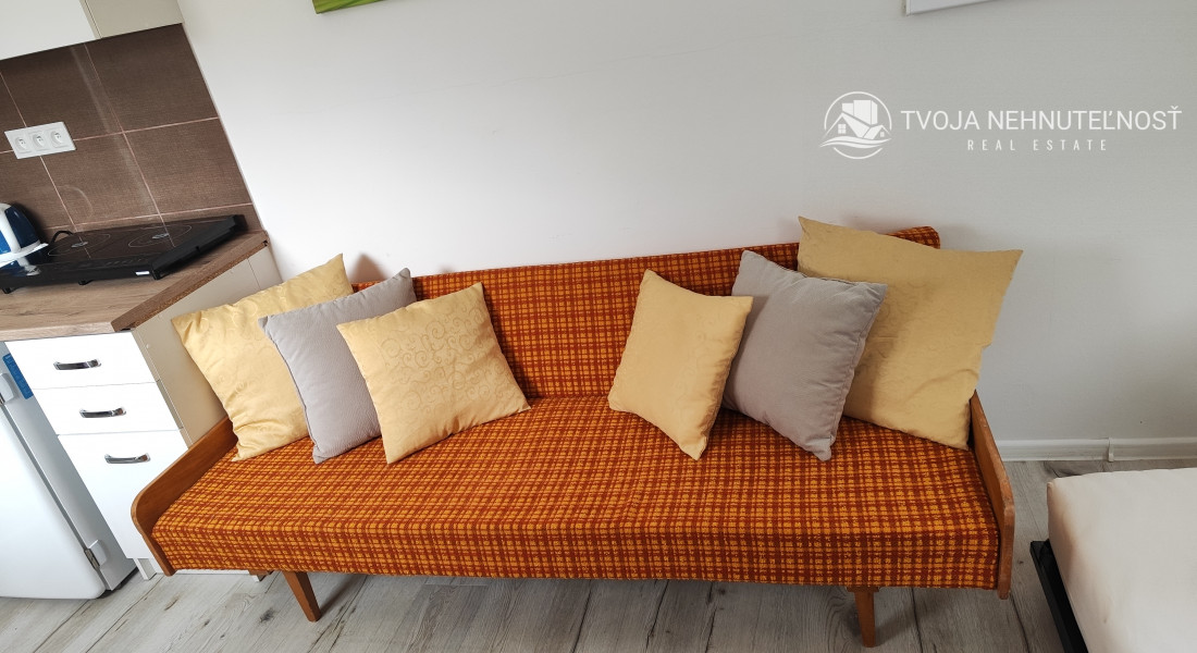 Prenajatý do 1.6.2026.... Malý romantický domček pre jedného, alebo pár, na pozemku 800 m2