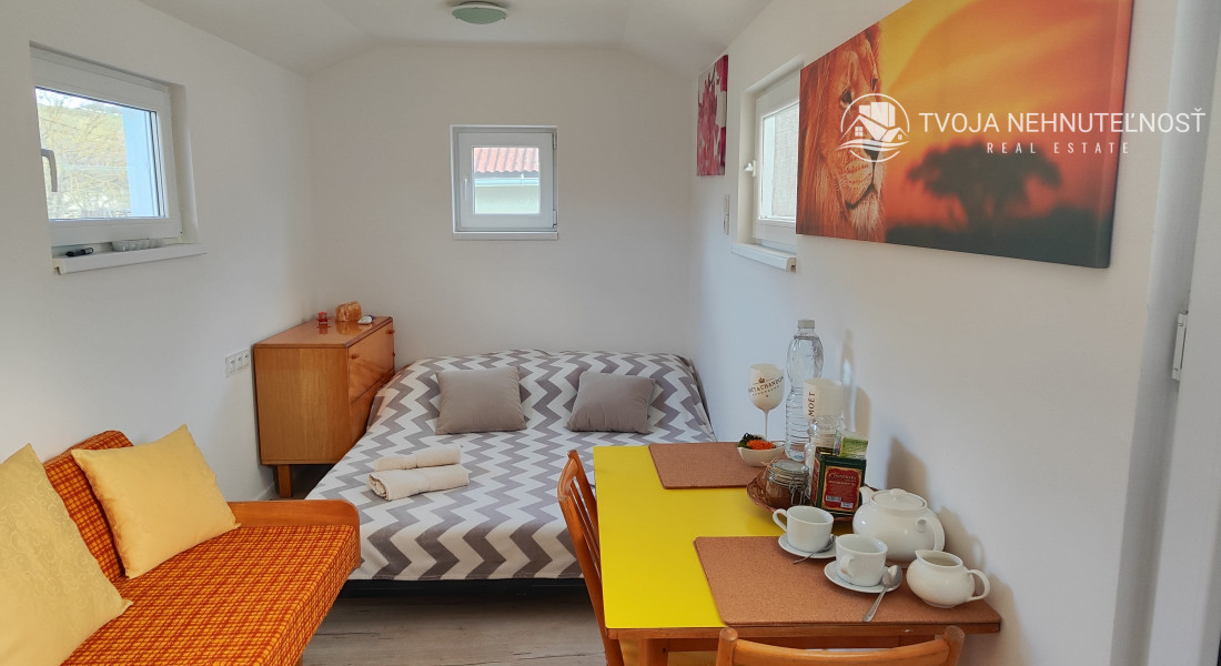 Prenajatý do 1.6.2026.... Malý romantický domček pre jedného, alebo pár, na pozemku 800 m2