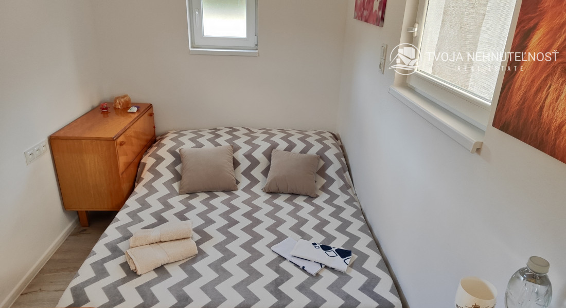 Na predaj rekreačný domček na pozemku 800 m2, vhodnom na výstavbu ďalšieho domu