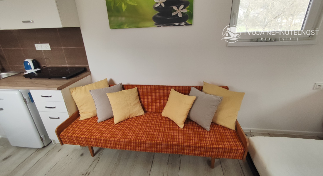 Na predaj rekreačný domček na pozemku 800 m2, vhodnom na výstavbu ďalšieho domu