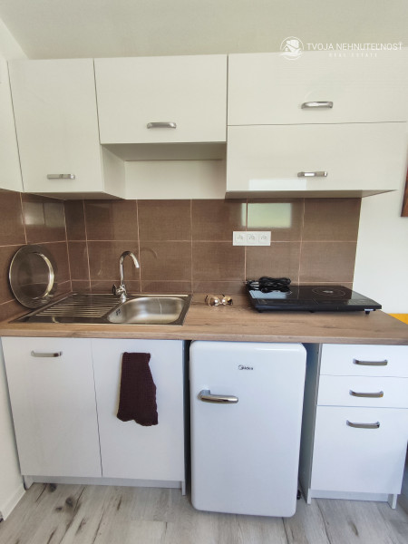 Na predaj rekreačný domček na pozemku 800 m2, vhodnom na výstavbu ďalšieho domu