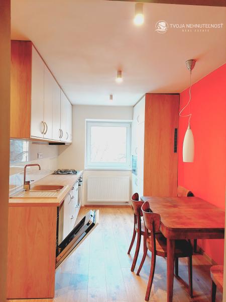 PRENAJATÝ DO 2.12.2026 ... Na prenájom krásny zrekonštruovaný 2 izbový byt s balkónom Budovateľská, zariadený, voľný od 1.9.2024