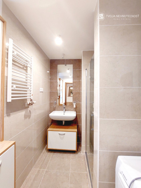 PRENAJATÝ DO 2.12.2026 ... Na prenájom krásny zrekonštruovaný 2 izbový byt s balkónom Budovateľská, zariadený, voľný od 1.9.2024