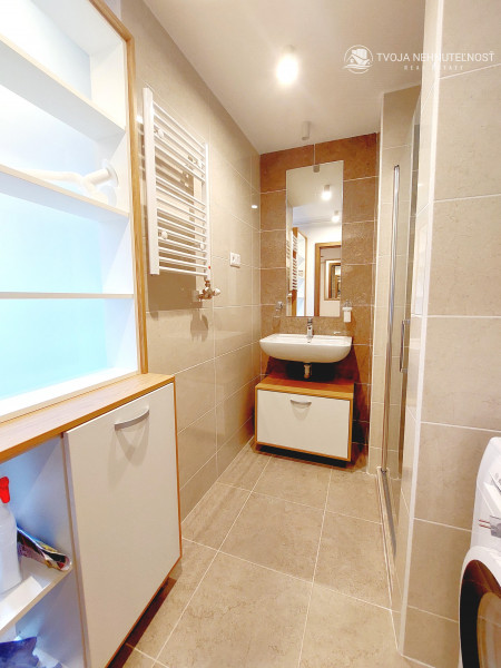 PRENAJATÝ DO 2.12.2026 ... Na prenájom krásny zrekonštruovaný 2 izbový byt s balkónom Budovateľská, zariadený, voľný od 1.9.2024