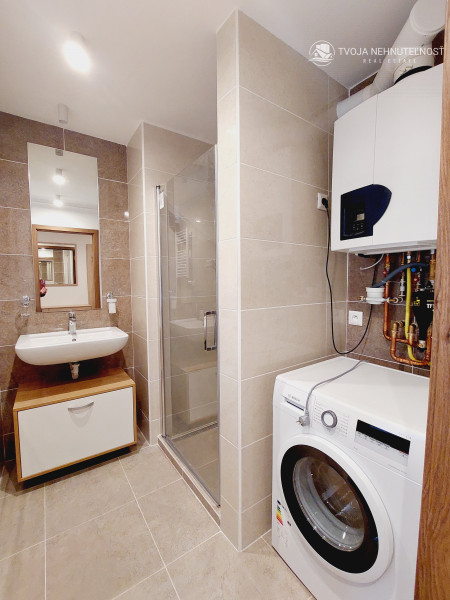 PRENAJATÝ DO 2.12.2026 ... Na prenájom krásny zrekonštruovaný 2 izbový byt s balkónom Budovateľská, zariadený, voľný od 1.9.2024