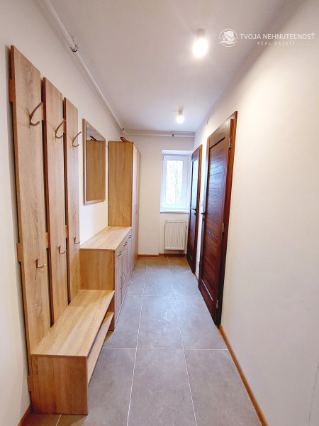 PRENAJATÝ DO 2.12.2026 ... Na prenájom krásny zrekonštruovaný 2 izbový byt s balkónom Budovateľská, zariadený, voľný od 1.9.2024