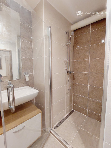 PRENAJATÝ DO 2.12.2026 ... Na prenájom krásny zrekonštruovaný 2 izbový byt s balkónom Budovateľská, zariadený, voľný od 1.9.2024