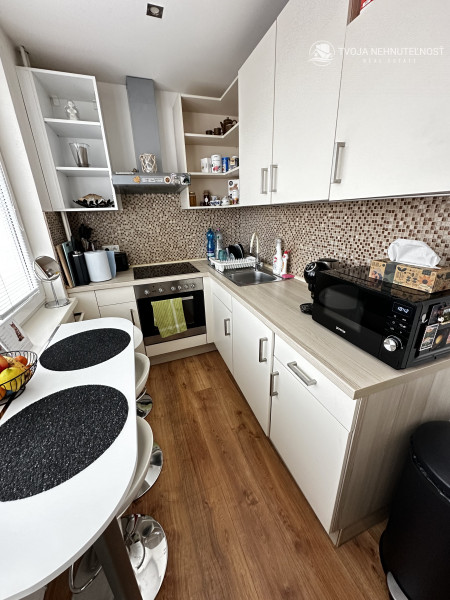 Prenajatý do 1.10.2026 ... Na prenájom krásny zrekonštruovaný 2 izbový byt s balkónom Obrancov mieru, zariadený