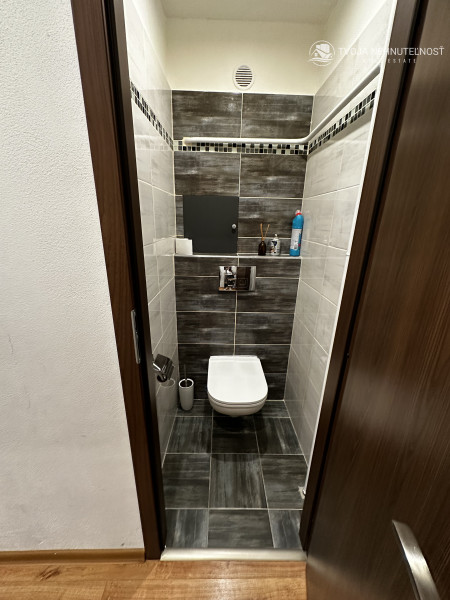 Prenajatý do 1.10.2026 ... Na prenájom krásny zrekonštruovaný 2 izbový byt s balkónom Obrancov mieru, zariadený